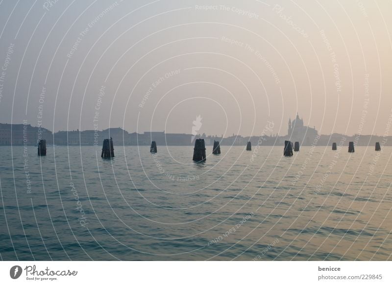 Venice Venedig Wasser Stadt Meer Hafen Bucht Aussicht Balken Steg Italien Panorama (Aussicht) Ferne Skyline Silhouette Dunst Lagune Wasseroberfläche Dämmerung