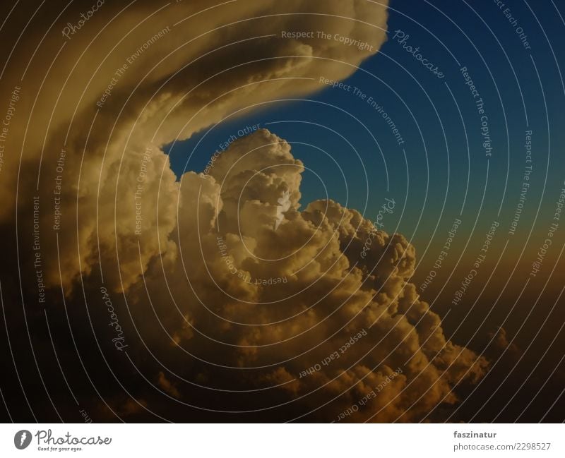 gewittrige schönheit Luft Gewitterwolken Sonnenaufgang Sonnenuntergang Wetter Unwetter ästhetisch bedrohlich Unendlichkeit blau gelb grau orange weiß Abenteuer