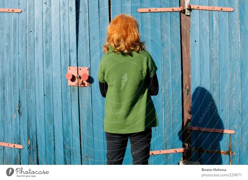 Alles steht, wenn es nicht mehr weiter geht Haare & Frisuren Sommer Häusliches Leben Haus Frau Erwachsene 1 Mensch Schönes Wetter Dorf Jeanshose Pullover Stoff