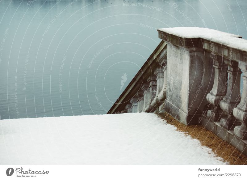 Vom Schnee ins Wasser Treppe Trauer Tod Verzweiflung Einsamkeit Endzeitstimmung Geländer Historische Bauten kalt See Fluss Treppengeländer Beton Stein