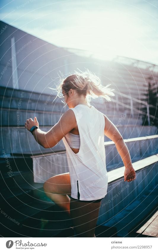 Junge Athletinnen beim Intervalltraining auf der Treppe Lifestyle Erholung Sport Klettern Bergsteigen Joggen Mensch Frau Erwachsene Mann Schuhe Fitness