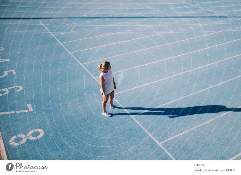 Junger weiblicher Athlet auf blauer Laufbahn Lifestyle Sport Leichtathletik Erfolg Stadion Mensch Frau Erwachsene Schuhe Fitness Beginn Konkurrenz rennen Bahn