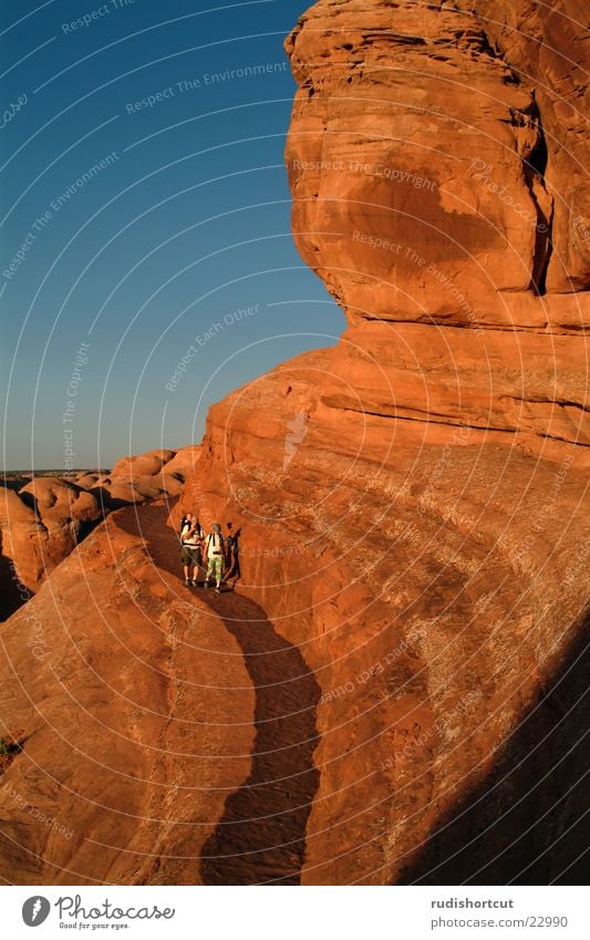 Spaziergang im Fels Arches National Park Nationalpark Utah Delicate Arch Weitwinkel Abenddämmerung USA Gesteinsformationen Felsen Felswand Ausflugsziel Tourist