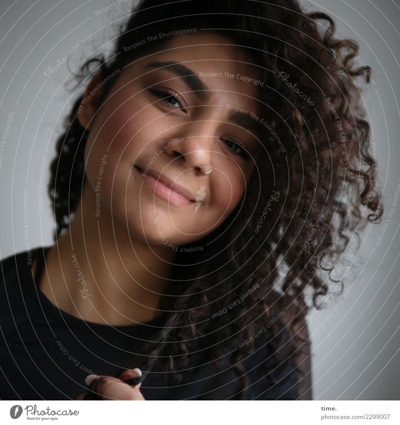 Nikolija feminin Frau Erwachsene 1 Mensch T-Shirt Piercing Haare & Frisuren brünett langhaarig Locken beobachten Lächeln Blick Freundlichkeit Fröhlichkeit Glück