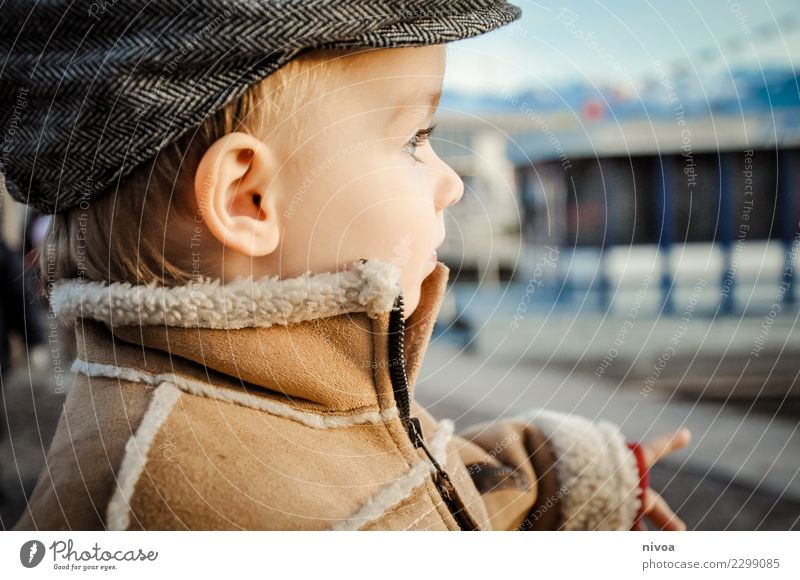 guck daa Kind Mensch maskulin Junge Kindheit Kopf 1 3-8 Jahre Wasser Wetter Schifffahrt Bootsfahrt Hafen Mantel Hut beobachten entdecken Blick Neugier niedlich