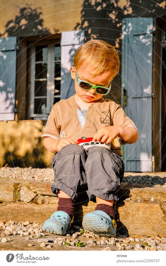 Autonarr Bildung Kind Mensch maskulin Junge Familie & Verwandtschaft Körper 1 1-3 Jahre Kleinkind Umwelt Wetter Schönes Wetter Baum Südfrankreich Haus Fenster