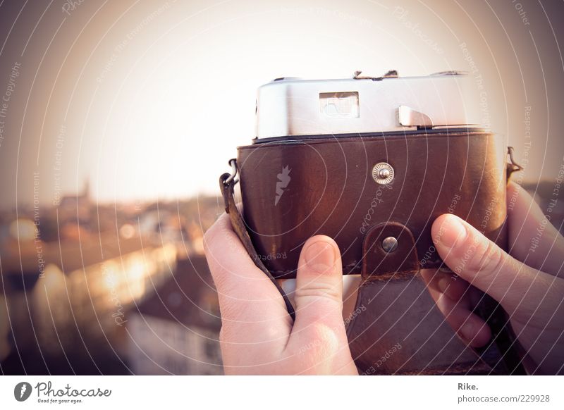 Durchblick - Ausblick - Weitblick. Ferne Sommer Fotokamera Hand Fotografie Dach Blick alt frei Unendlichkeit historisch einzigartig retro Fernweh entdecken