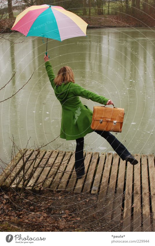 Gegen graues Wetter! Lifestyle Freude feminin Junge Frau Jugendliche 1 Mensch 18-30 Jahre Erwachsene Wasser Herbst Winter schlechtes Wetter Seeufer Teich Mode