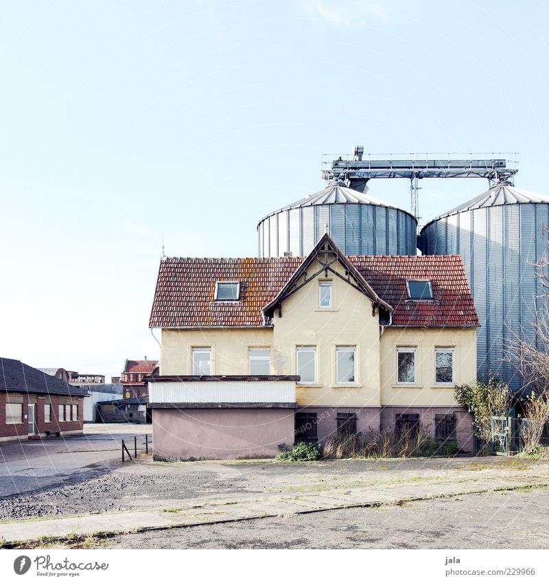 dienstwohnung Himmel Haus Industrieanlage Fabrik Bauwerk Gebäude Architektur trist Farbfoto Außenaufnahme Menschenleer Textfreiraum oben Hintergrund neutral Tag