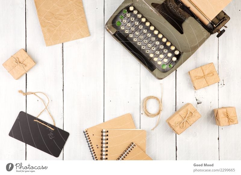 Vintage Schreibmaschine, Notizblöcke, Geschenkboxen und Mini-Tafel Schreibtisch Tisch Büro Handwerk Business Seil Buch Papier Schreibstift Holz Hinweisschild