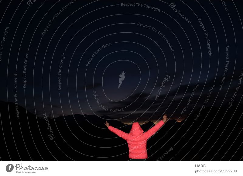 Hallo Universum feminin Junge Frau Jugendliche Erwachsene 1 Mensch 18-30 Jahre rosa schwarz Nachthimmel Kapuze Jacke Winter Berge u. Gebirge Freiheit