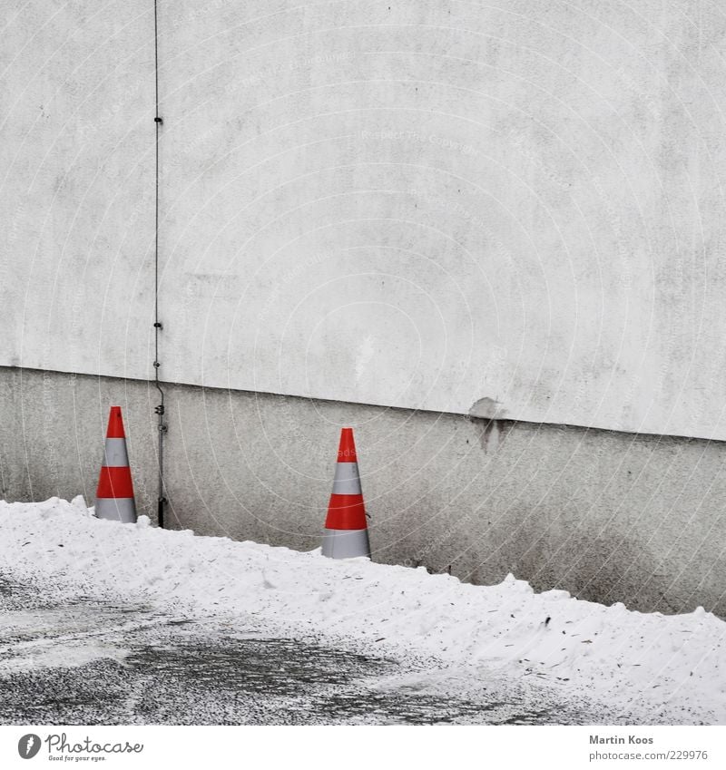 Winter adé Klima Wetter Eis Frost Schnee Fassade Schilder & Markierungen kalt Kegel Barriere Parkplatz Stellplatz Parkverbot grau weiß rot minimalistisch 2