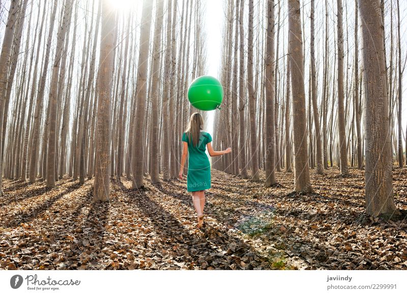 Junge Frau im Pappelwald mit grünem Kleid und Ballon Lifestyle Freude schön Erholung Mensch Jugendliche Erwachsene 1 18-30 Jahre Natur Herbst Baum Blatt Park