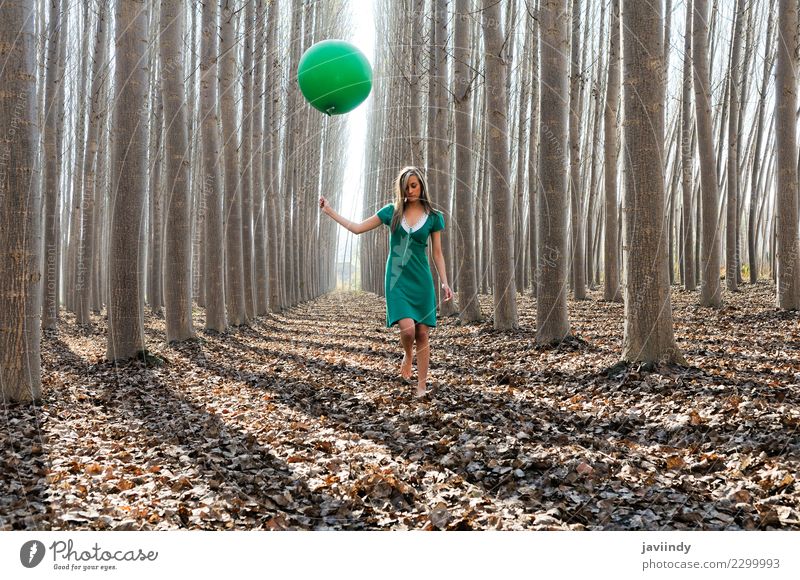 Junge Frau im Pappelwald mit grünem Kleid und Ballon Lifestyle Freude schön Erholung Mensch feminin Jugendliche Erwachsene 1 18-30 Jahre Natur Herbst Baum Blatt