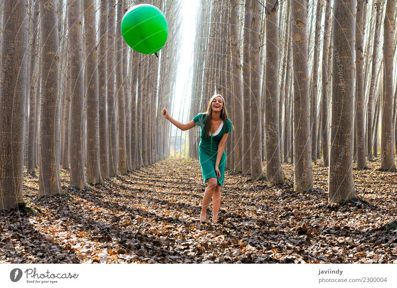 Blondes Mädchen mit grünem Ballon und Kleid im Wald Lifestyle Freude schön Erholung Mensch Junge Frau Jugendliche Erwachsene 1 18-30 Jahre Natur Herbst Baum