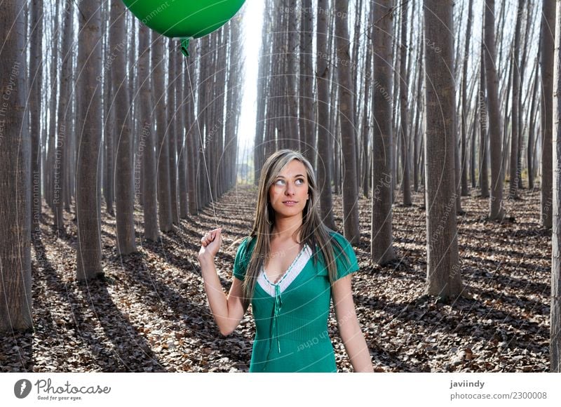 Blondes Mädchen mit grünem Ballon und Kleid im Wald Lifestyle Freude schön Erholung Mensch Junge Frau Jugendliche Erwachsene 1 18-30 Jahre Natur Herbst Baum