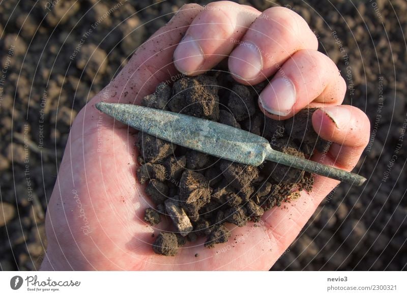 Hand mit skythischer Pfeilspitze Kunst Souvenir Sammlung Sammlerstück alt dreckig Waffe Fundstück Finger Erde Boden Ackerbau Archäologie Archäologe Kostbarkeit