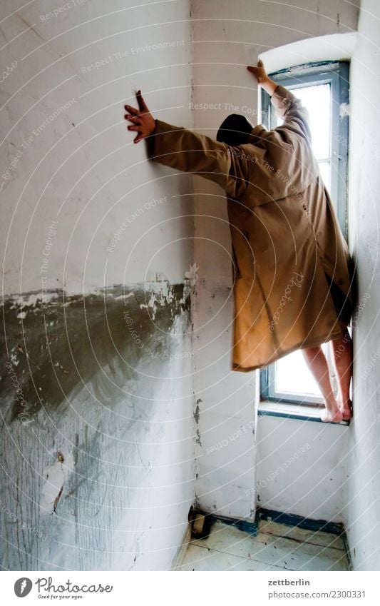 Was hätte kalle getan? Aussicht Ecke Fenster Haus Mann Mensch Raum Innenarchitektur Rücken stehen Textfreiraum Zimmerecke springen bedrohlich gefährlich Risiko