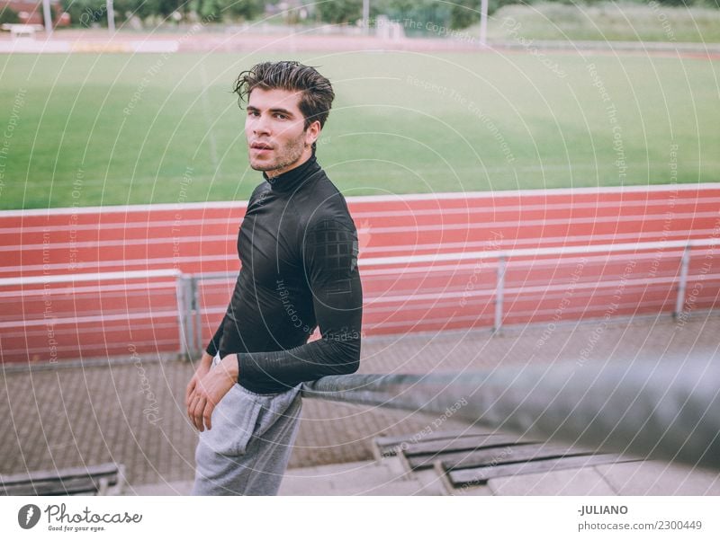 Junge Sportmatte Stehtreppe vor der Laufbahn Trinkwasser Lifestyle Freude Körper Gesundheit Gesunde Ernährung Gesundheitswesen sportlich muskulös Fitness Leben