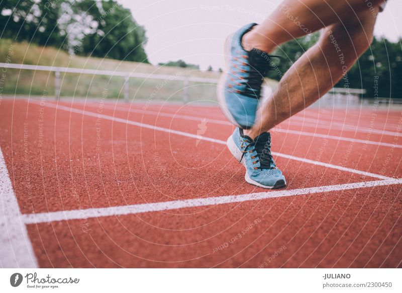 Abschluss oben der laufenden Schuhe an der Laufbahn Trinkwasser Lifestyle Freude Körper Gesundheit Gesunde Ernährung Gesundheitswesen sportlich muskulös Fitness