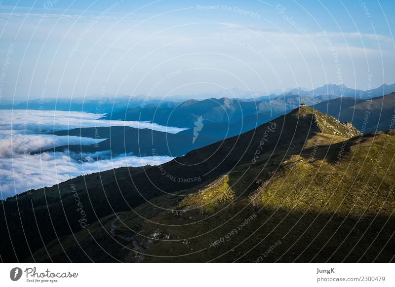 Oben 2 Berge u. Gebirge wandern Natur Landschaft Wolken Alpen Hütte ästhetisch außergewöhnlich oben Glück Begeisterung Gelassenheit ruhig authentisch demütig