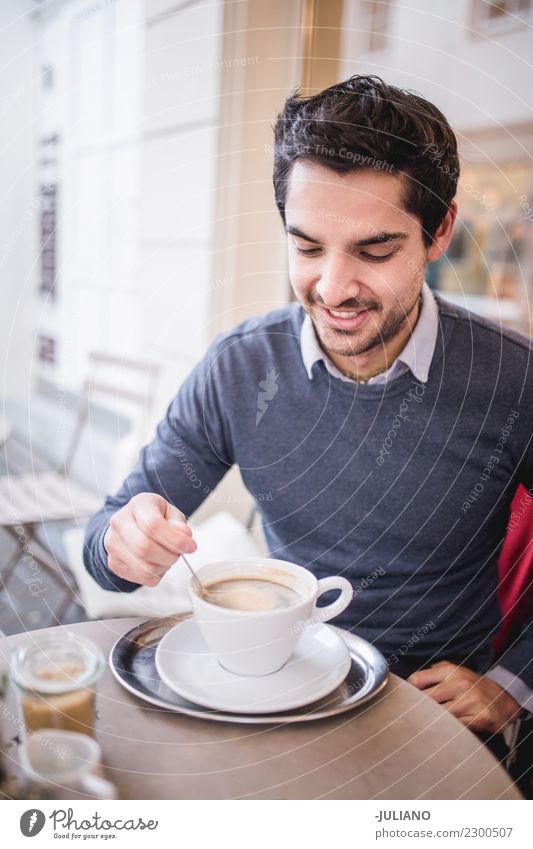 Junger Mann, der köstlichen Schalenkaffee isst Frühstück Kaffeetrinken Heißgetränk Lifestyle kaufen Freizeit & Hobby Tourismus Mensch maskulin Jugendliche