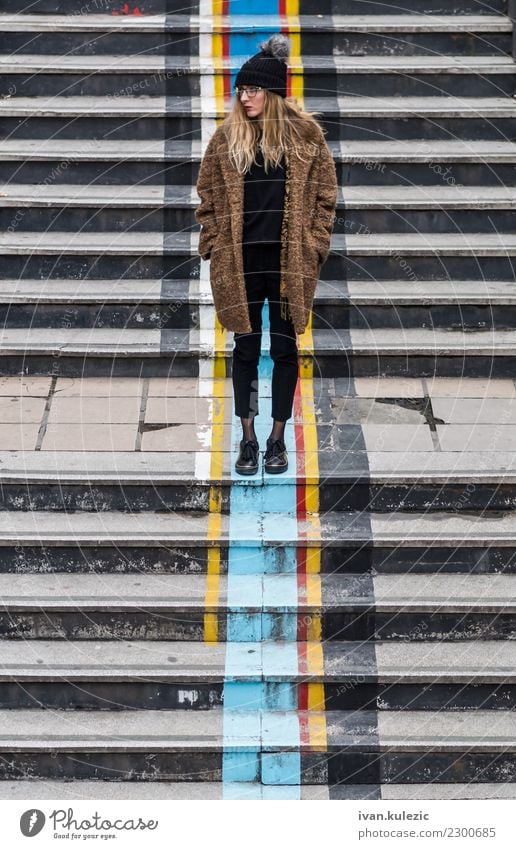 Modisches Mädchen, das auf der Treppe steht Lifestyle Stil schön Haare & Frisuren Gesicht Erholung Winter Frau Erwachsene 1 Mensch 18-30 Jahre Jugendliche