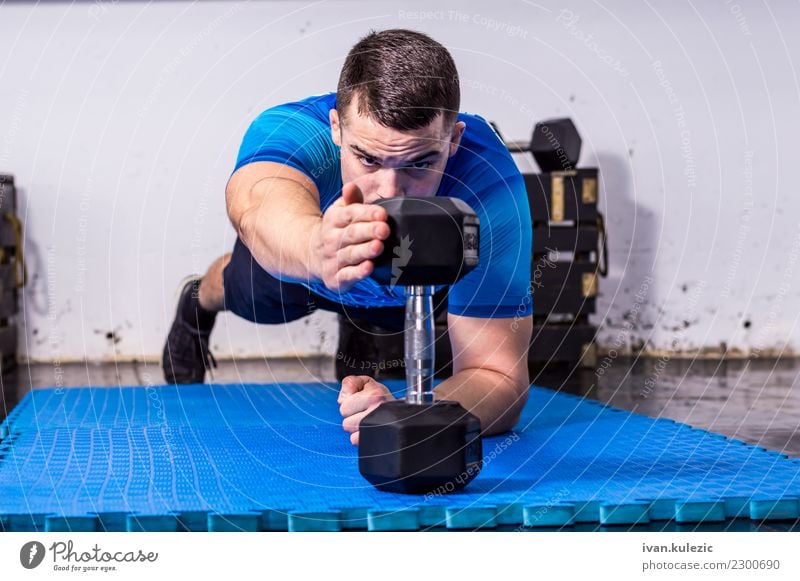 Geeigneter, muskulöser junger Mann, der Planke an der Turnhalle tut Lifestyle Körper Wellness Sport Fitness Sport-Training Sportler Arbeit & Erwerbstätigkeit