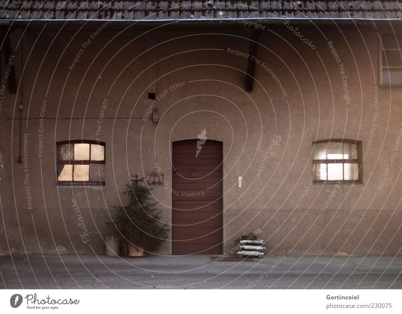 Hof Dorf Haus Gebäude Mauer Wand Fassade Fenster Tür braun Bauernhof Tanne Dach Farbfoto Gedeckte Farben Außenaufnahme Menschenleer Reflexion & Spiegelung