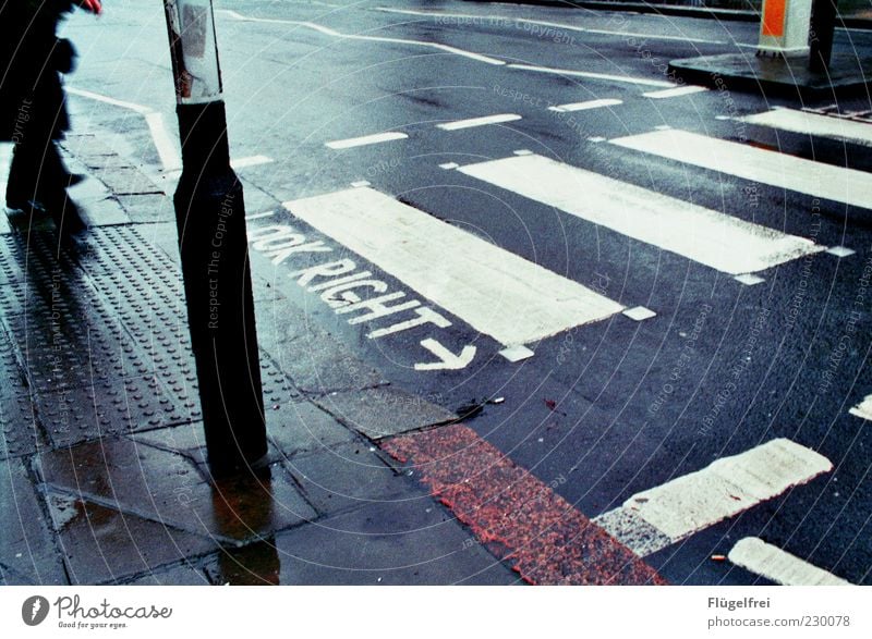 The other left Stadt Fußgängerzone gehen London Straßenverkehr Laterne Zebrastreifen Bürgersteig gefährlich Linksverkehr England altehrwürdig analog