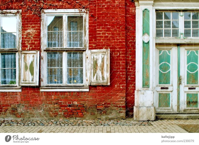 altstadt Kleinstadt Altstadt Haus Einfamilienhaus Mauer Wand Fenster Tür Briefkasten Potsdam Farbfoto mehrfarbig Außenaufnahme Licht Schatten Kontrast Altbau