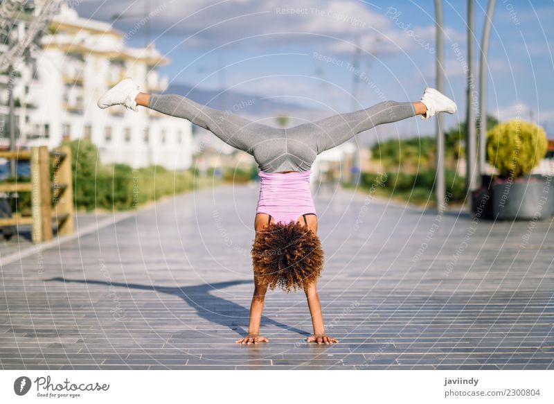 Geeignete Frau des Schwarzen, die Eignungsakrobatik tut Lifestyle schön Körper Haare & Frisuren Freizeit & Hobby Sport Yoga Mensch Junge Frau Jugendliche