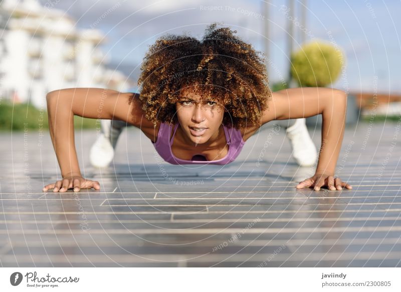 Geeignete Frau des Schwarzen, die Pushups auf städtischem Boden tut. Lifestyle Körper Haare & Frisuren Freizeit & Hobby Sport Mensch Junge Frau Jugendliche