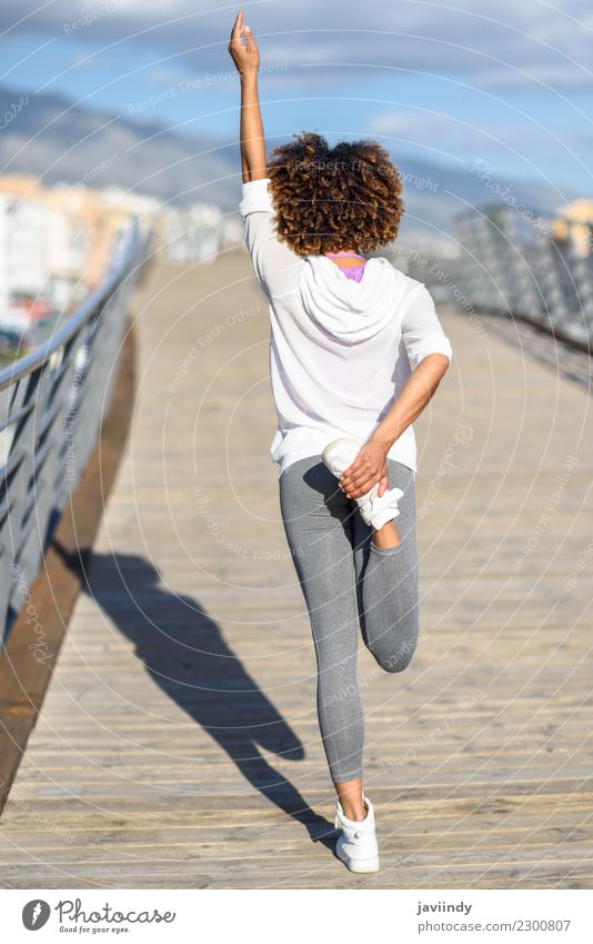 Junge schwarze Frau beim Stretching nach dem Laufen im Freien Lifestyle schön Haare & Frisuren Wellness Freizeit & Hobby Sport Joggen Mensch Junge Frau