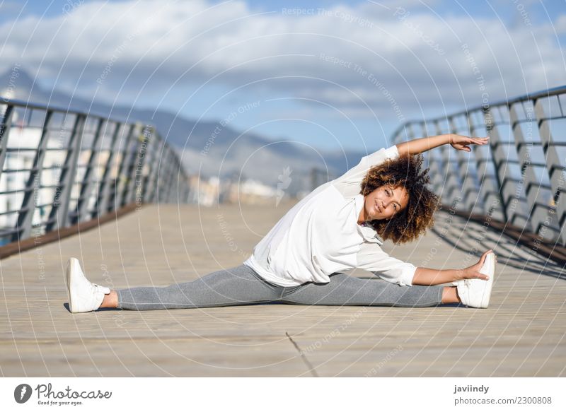 Junge schwarze Frau beim Stretching nach dem Laufen im Freien Lifestyle schön Haare & Frisuren Wellness Freizeit & Hobby Sport Joggen Mensch Junge Frau