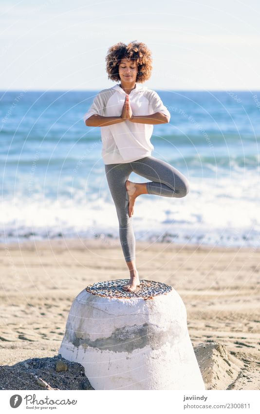 Junge schwarze Frau beim Yoga am Strand. Lifestyle schön Haare & Frisuren Wellness Erholung Meditation Freizeit & Hobby Meer Sport Mensch Junge Frau Jugendliche