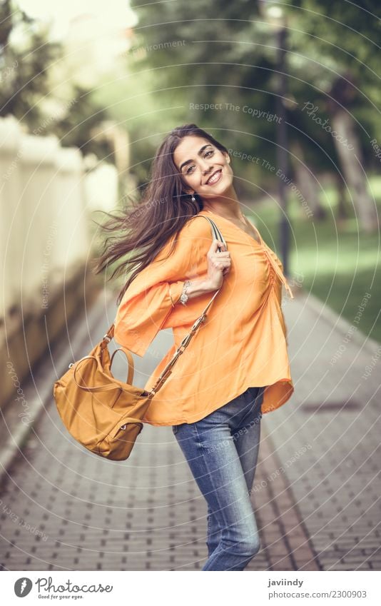 Junge Frau mit dem beweglichen Haar, das zufällige Kleidung trägt Lifestyle Stil Glück schön Haare & Frisuren Mensch feminin Jugendliche Erwachsene 1