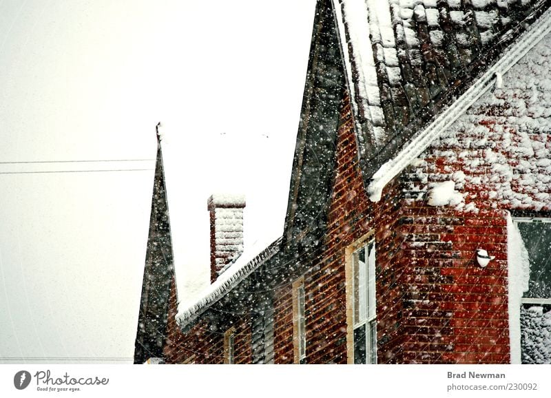 Schornstein Natur Wolken Winter Wetter Schnee Schneefall "Amarillo Texas" Bauwerk Gebäude Mehrfamilienhaus Mauer Wand Fenster Dach Backstein kalt rot schwarz