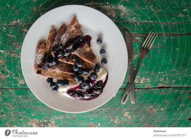 süßes Frühstück Lebensmittel Joghurt Frucht Teigwaren Backwaren Brot Toastbrot Blaubeeren Marmelade Puderzucker Ernährung Essen Besteck frisch lecker genießen