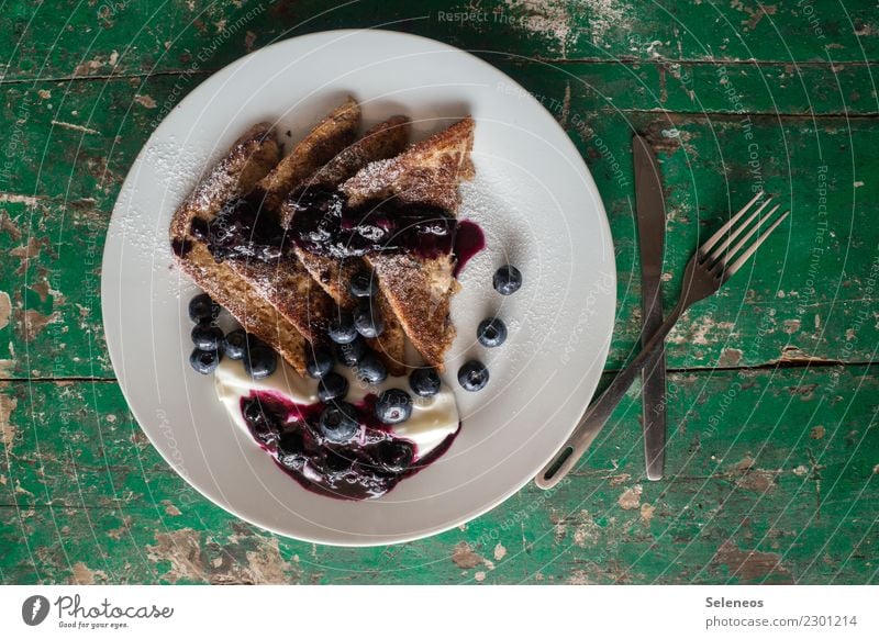 Schlemmerfrühstück Lebensmittel Joghurt Milcherzeugnisse Frucht Teigwaren Backwaren Brot Süßwaren Toastbrot French Toast Blaubeeren Puderzucker Ernährung Essen