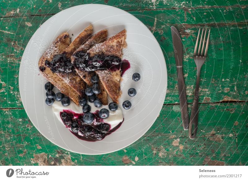 süßer Start in die Woche Lebensmittel Joghurt Frucht Teigwaren Backwaren Brot Toastbrot French Toast Blaubeeren Saucen Ernährung Essen Frühstück Besteck