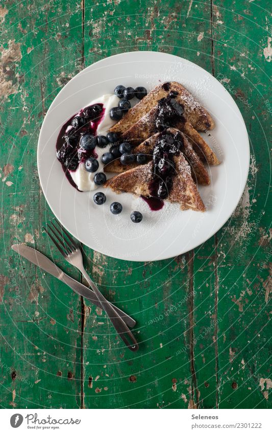 süßes Frühstück Lebensmittel Joghurt Frucht Teigwaren Backwaren Brot Dessert Süßwaren Marmelade Toastbrot French Toast Blaubeeren Puderzucker Bioprodukte