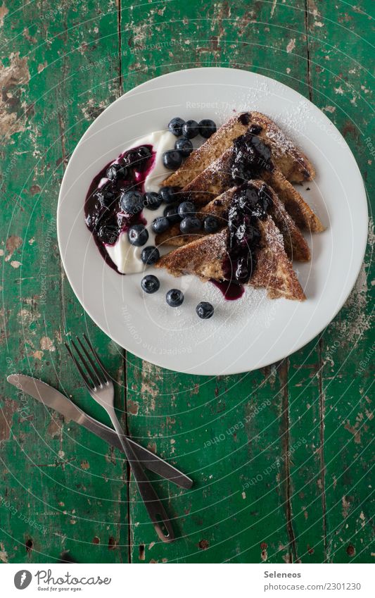 Wochenendsfrühstück Lebensmittel Frucht Teigwaren Backwaren Toastbrot French Toast Joghurt Blaubeeren Marmelade Ernährung Essen Frühstück Bioprodukte Teller