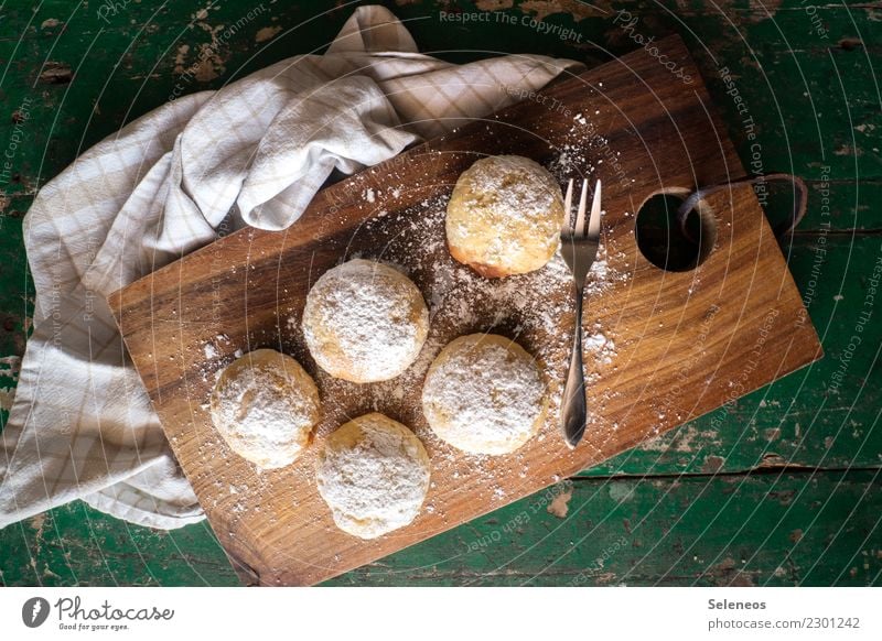 süße Runde Lebensmittel Teigwaren Backwaren Süßwaren Krapfen Ernährung Essen Kaffeetrinken genießen backen Zucker Puderzucker Farbfoto Innenaufnahme