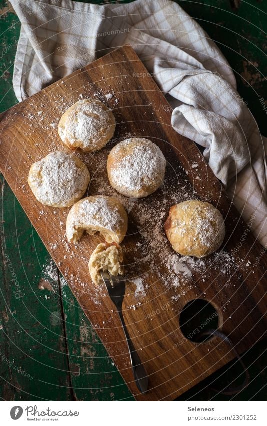 schlecker Lebensmittel Getreide Teigwaren Backwaren Kuchen Dessert Krapfen Puderzucker Ernährung Essen Kaffeetrinken Gabel süß backen Innenaufnahme