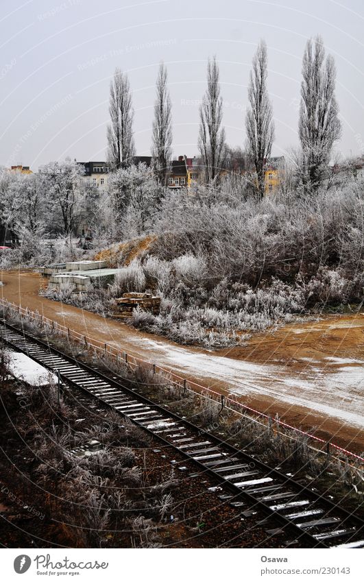 Eisnebel kalt Winter Schnee Raureif weiß Baum Sträucher Gleise Baustelle Ostkreuz Hochformat Textfreiraum oben grau bedeckt Himmel Menschenleer trist