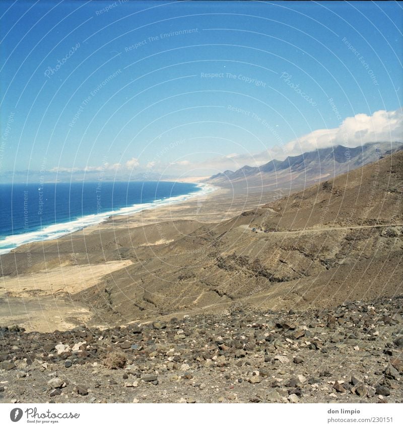 cofete Ferne Sommer Strand Meer Insel Berge u. Gebirge Landschaft Horizont Schönes Wetter Wärme Dürre Hügel Montana de Jandia Küste Atlantik Fuerteventura