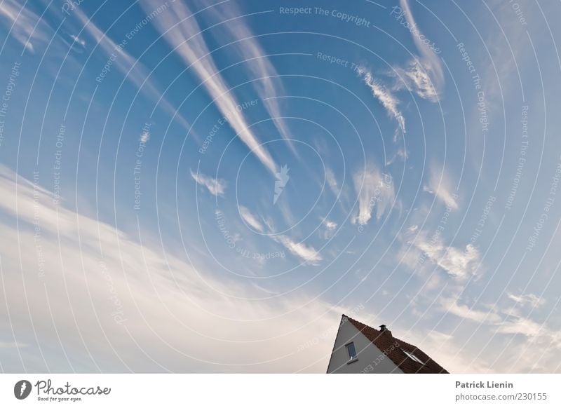 gegenüber Umwelt Natur Urelemente Luft Himmel Wolken Klima Wetter Schönes Wetter Wind Haus Einfamilienhaus schön Dach blau weiß Ferne Unendlichkeit luftig oben