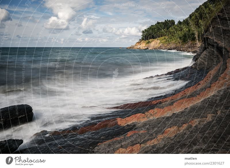 baskische Küste Landschaft Pflanze Himmel Wolken Horizont Sommer Schönes Wetter Wind Baum Felsen Berge u. Gebirge Wellen Strand Meer maritim blau braun gelb