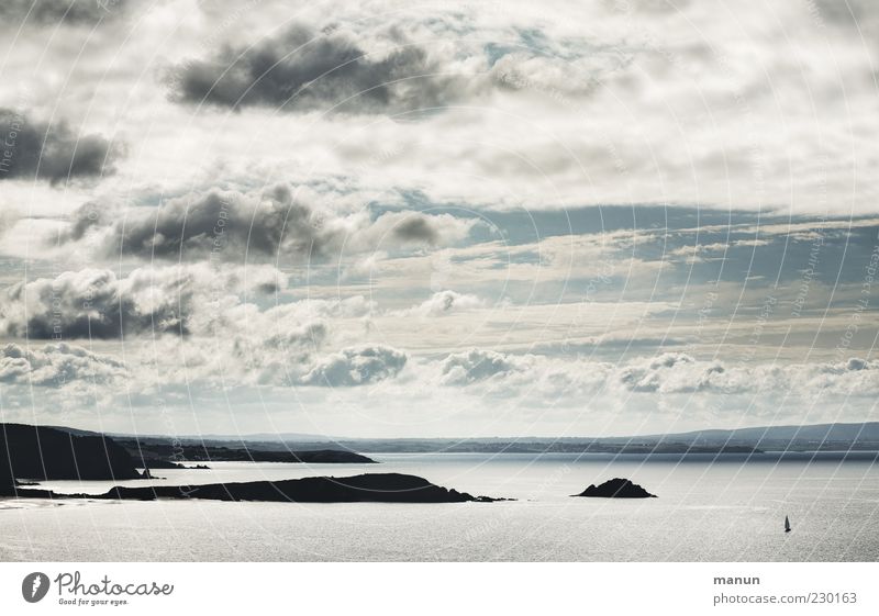 Fensterblick Natur Landschaft Urelemente Wasser Himmel Wolken Horizont Wetter Hügel Felsen Küste Bucht Riff Meer Atlantik Bretagne Insel Klippe authentisch